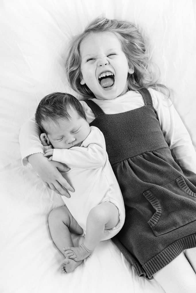 schlafendes Baby mit großer Schwester